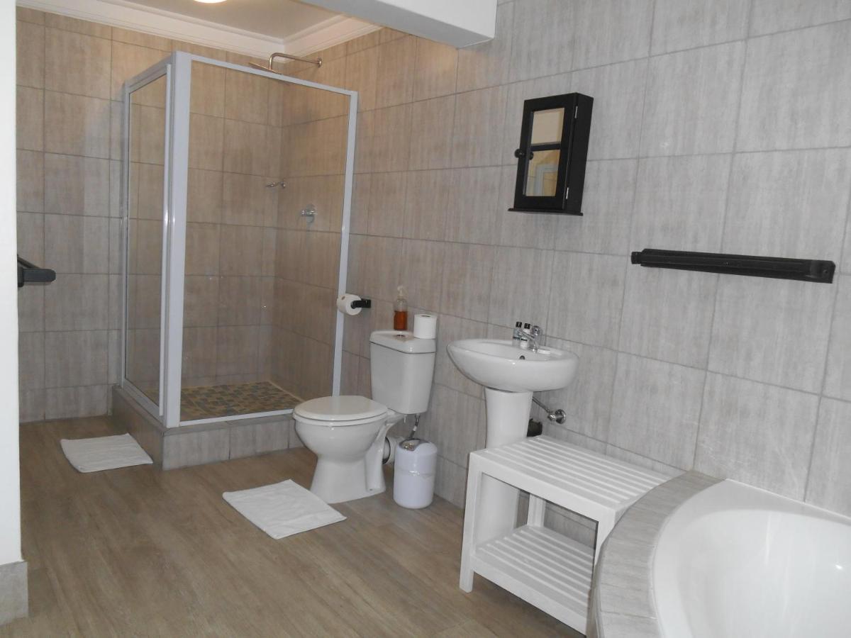 Oakwood Lodge Bloemfontein Dış mekan fotoğraf Bathroom with shower cubicle