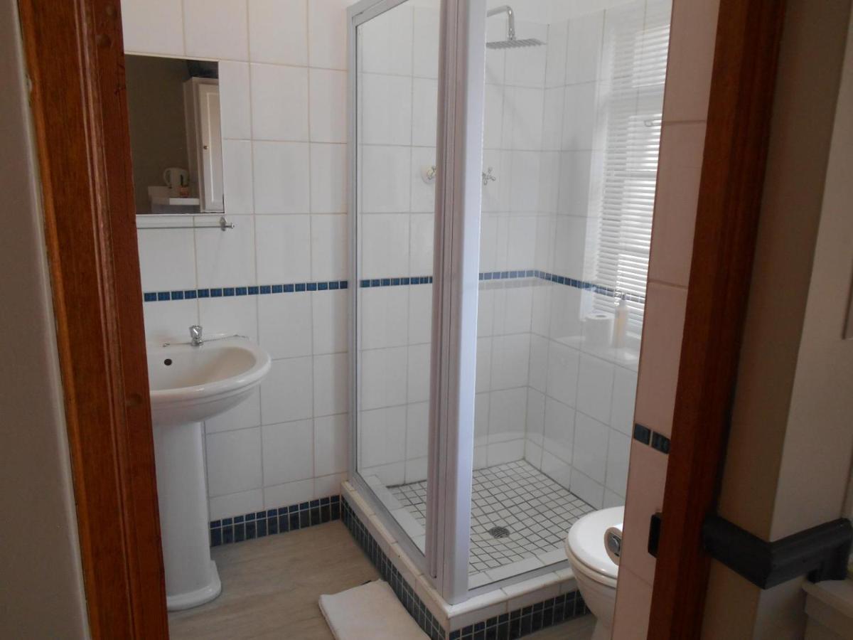 Oakwood Lodge Bloemfontein Dış mekan fotoğraf A shower cubicle