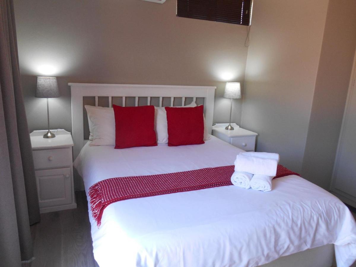Oakwood Lodge Bloemfontein Dış mekan fotoğraf A bedroom in a guest house