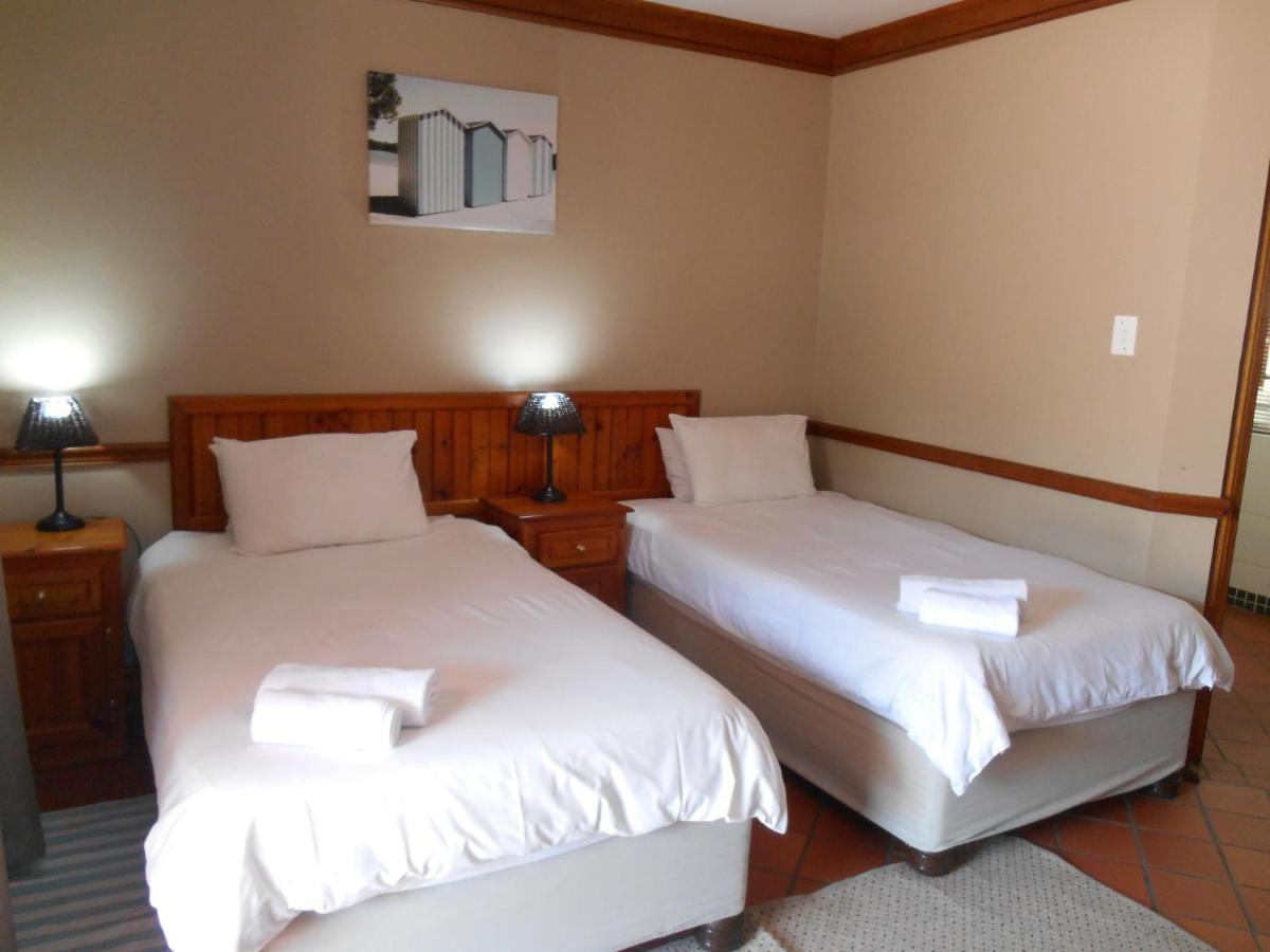 Oakwood Lodge Bloemfontein Dış mekan fotoğraf A room at the Protea Hotel, Windhoek