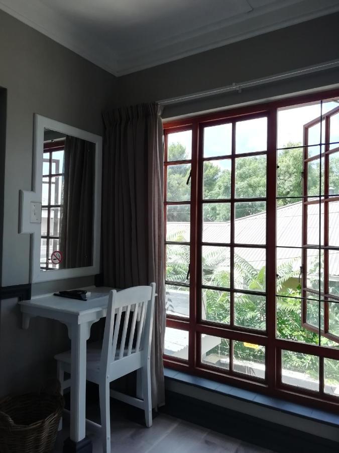 Oakwood Lodge Bloemfontein Dış mekan fotoğraf A window with burglar bars