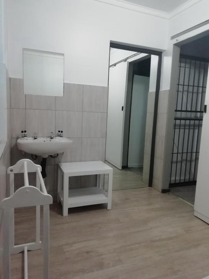 Oakwood Lodge Bloemfontein Dış mekan fotoğraf A cell at the prison