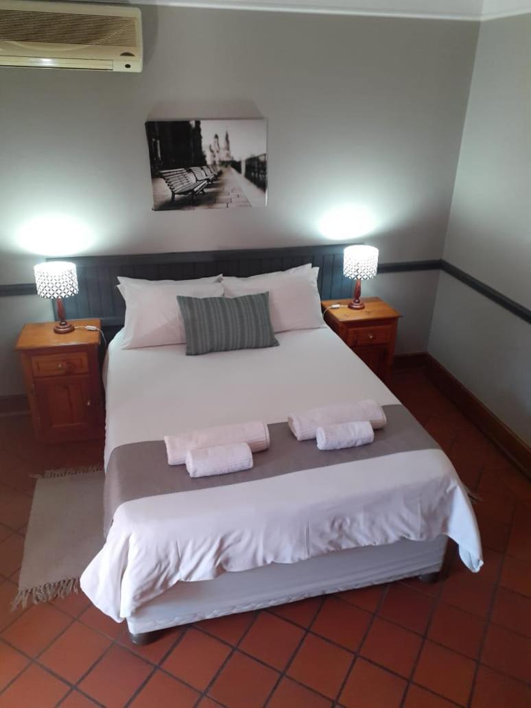 Oakwood Lodge Bloemfontein Dış mekan fotoğraf A bedroom at the hotel