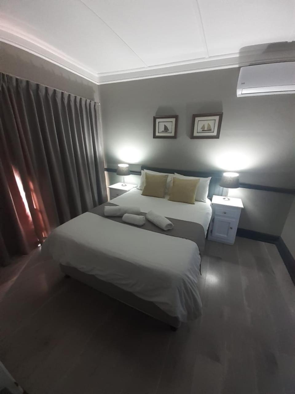 Oakwood Lodge Bloemfontein Dış mekan fotoğraf A bedroom at the hotel