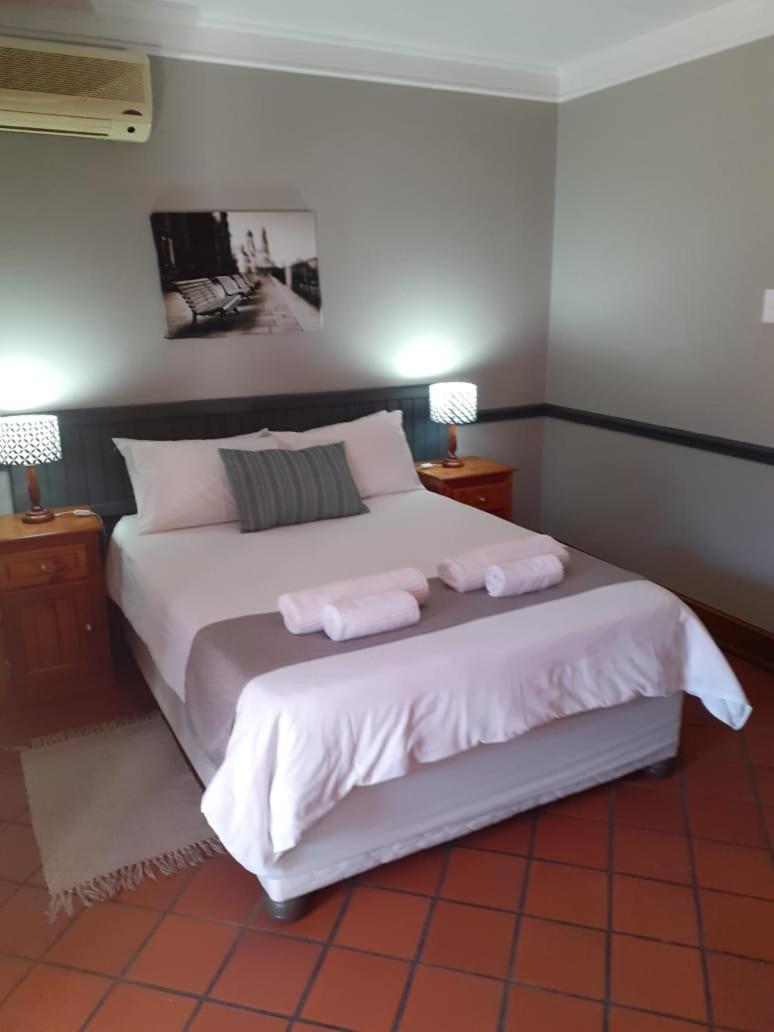 Oakwood Lodge Bloemfontein Dış mekan fotoğraf A bedroom at the hotel