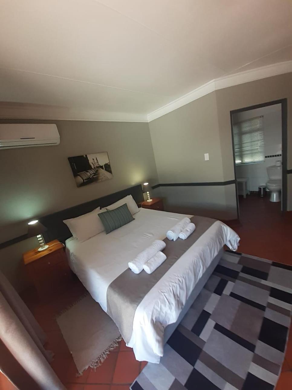 Oakwood Lodge Bloemfontein Dış mekan fotoğraf A room at the Protea Hotel, Polokwane