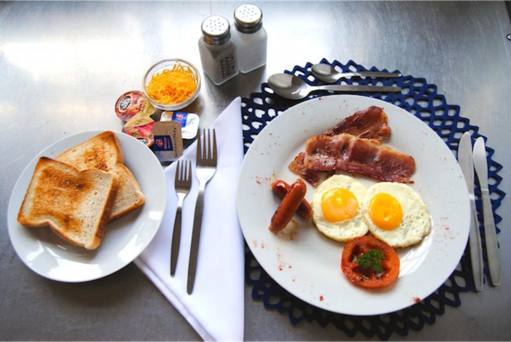 Oakwood Lodge Bloemfontein Dış mekan fotoğraf English breakfast