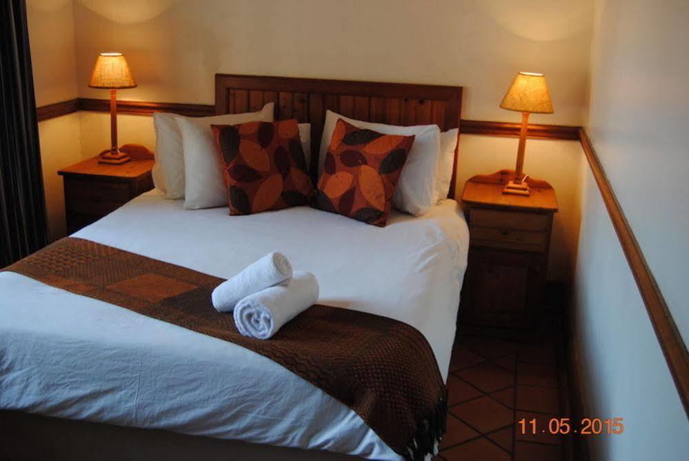 Oakwood Lodge Bloemfontein Dış mekan fotoğraf A bedroom at the hotel
