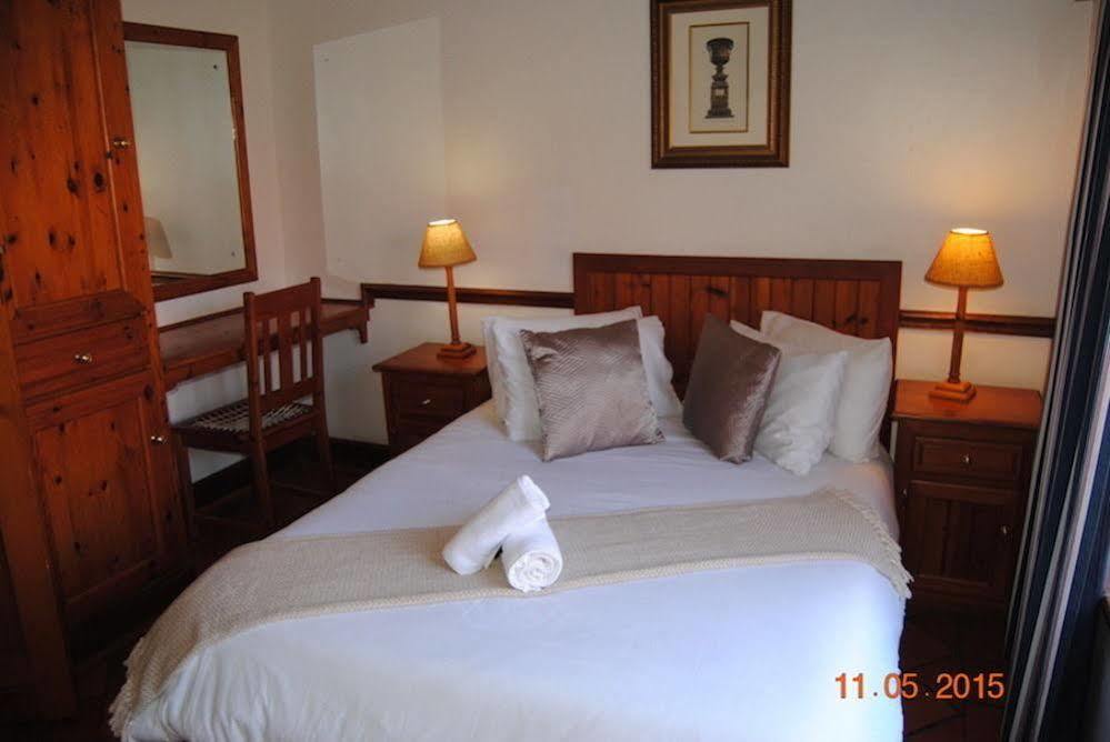 Oakwood Lodge Bloemfontein Dış mekan fotoğraf A bedroom at the hotel
