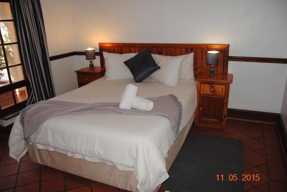 Oakwood Lodge Bloemfontein Dış mekan fotoğraf A bedroom at the hotel