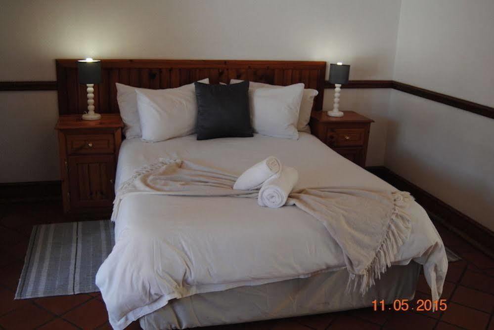 Oakwood Lodge Bloemfontein Dış mekan fotoğraf A bed with a throw