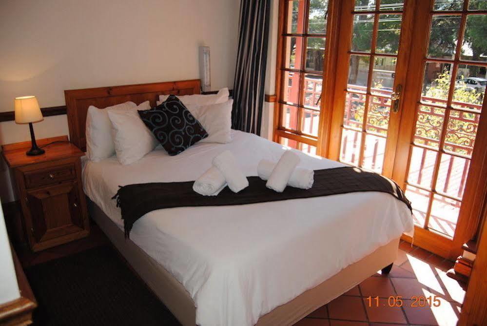 Oakwood Lodge Bloemfontein Dış mekan fotoğraf A guest room at the hotel
