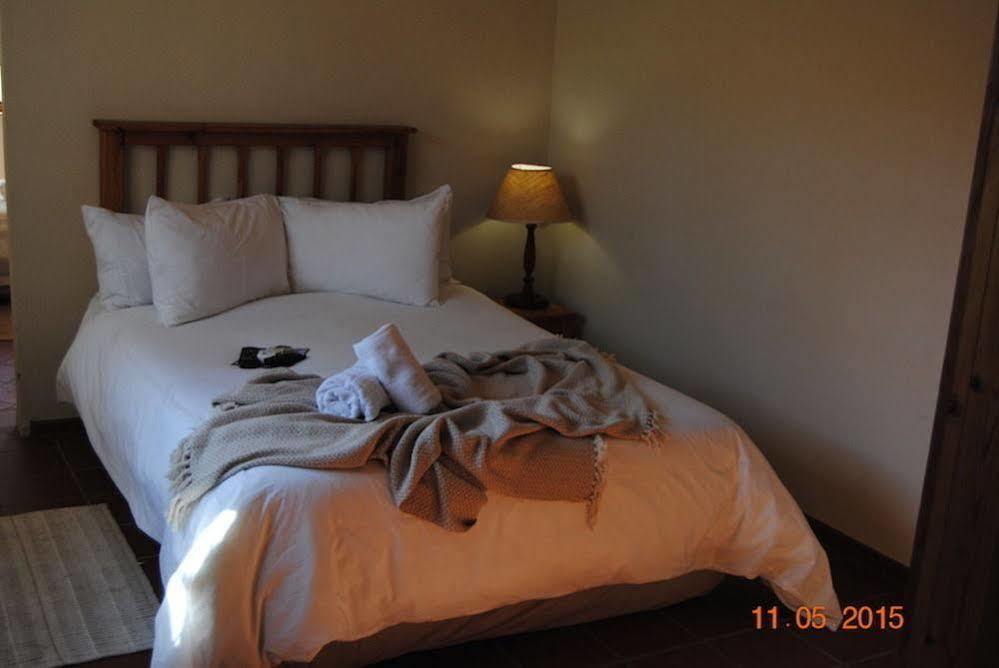 Oakwood Lodge Bloemfontein Dış mekan fotoğraf A bedroom at the hotel