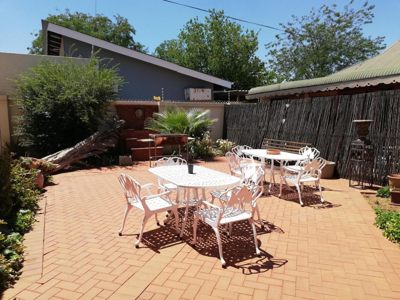 Oakwood Lodge Bloemfontein Dış mekan fotoğraf The courtyard at the restaurant