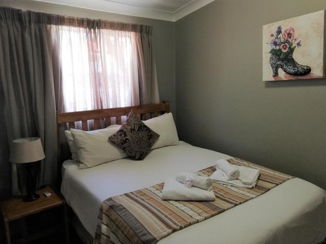 Oakwood Lodge Bloemfontein Dış mekan fotoğraf A bedroom at the hotel