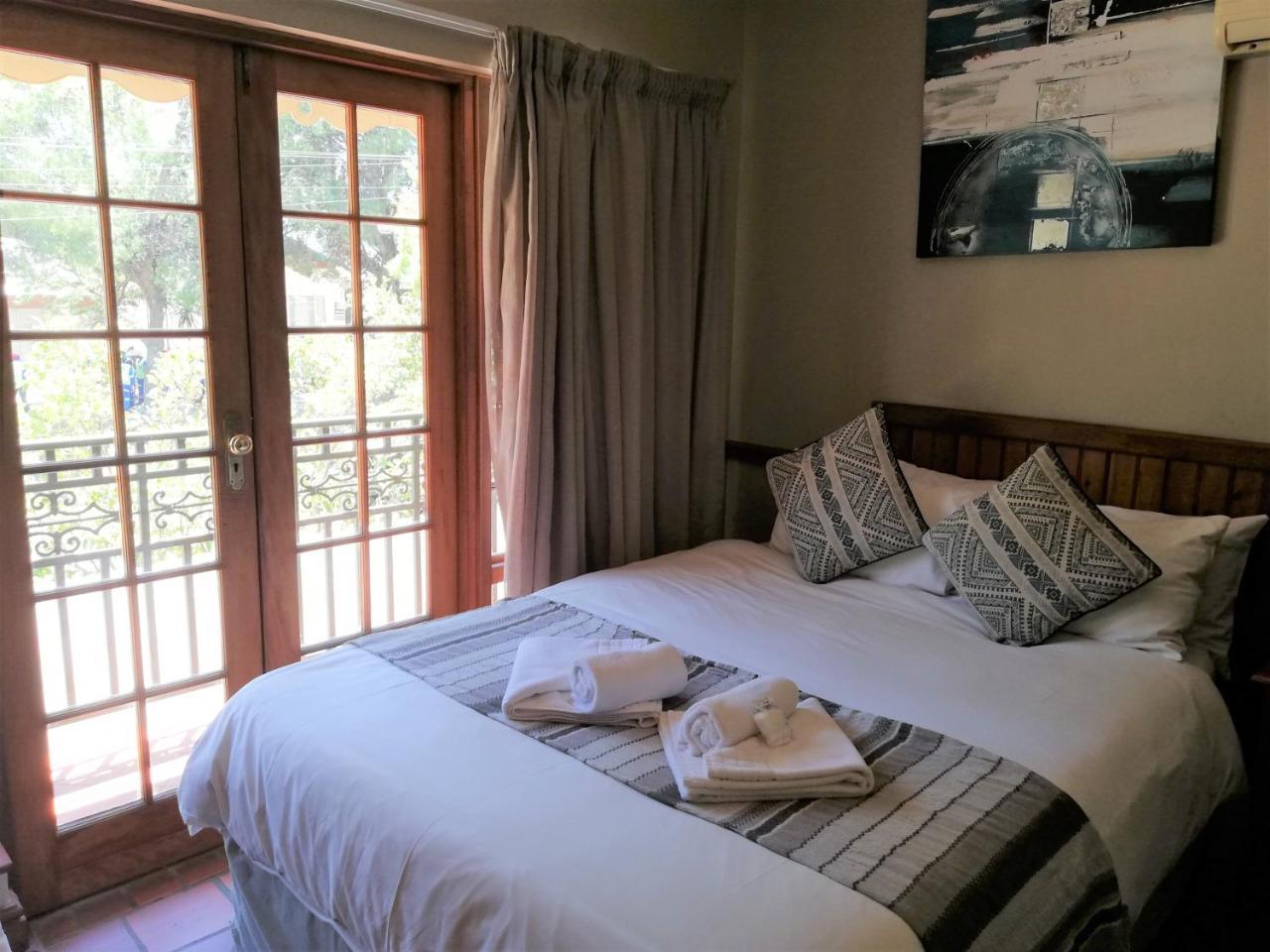 Oakwood Lodge Bloemfontein Dış mekan fotoğraf A bedroom at the Protea Hotel, Stellenbosch